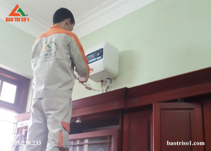 Tiến hành lắp đặt lại bình nóng lạnh tại nhà sau khi bảo dưỡng bình nóng lạnh xong Tiến hành lắp đặt lại bình nóng lạnh tại nhà sau khi bảo dưỡng bình nóng lạnh xong