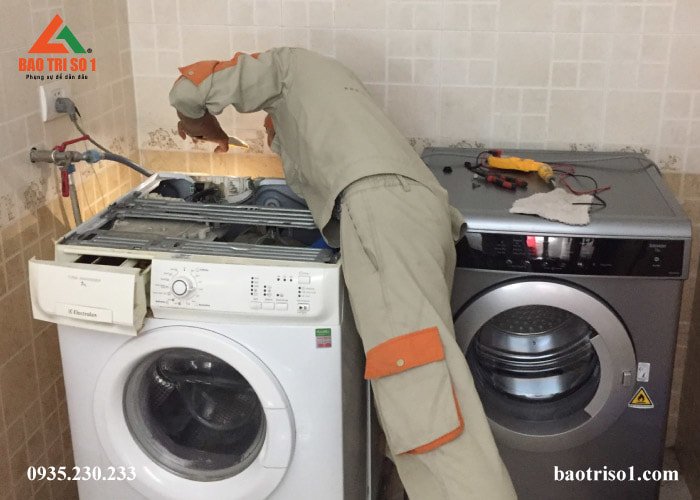 Khảo sát vị trí của máy giặt trước khi tiến hành lắp đặt tại nhà khách hàng