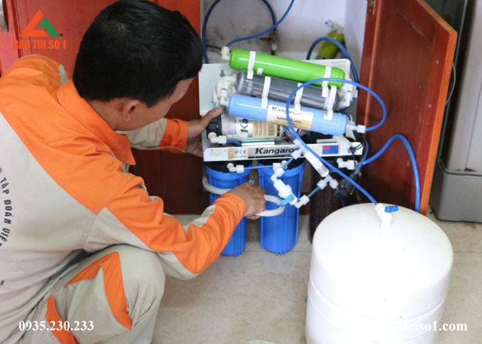 Kỹ thuật tại Bảo Trì tháo dỡ lõi máy lọc nước Kangaroo ra chuẩn bị quá trình vệ sinh