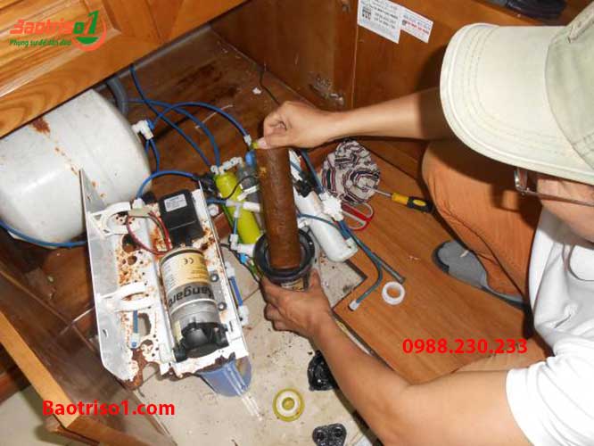 Kỹ thuật lắp lại các bộ phận của máy lọc nước trước khi cho khách hàng kiểm tra