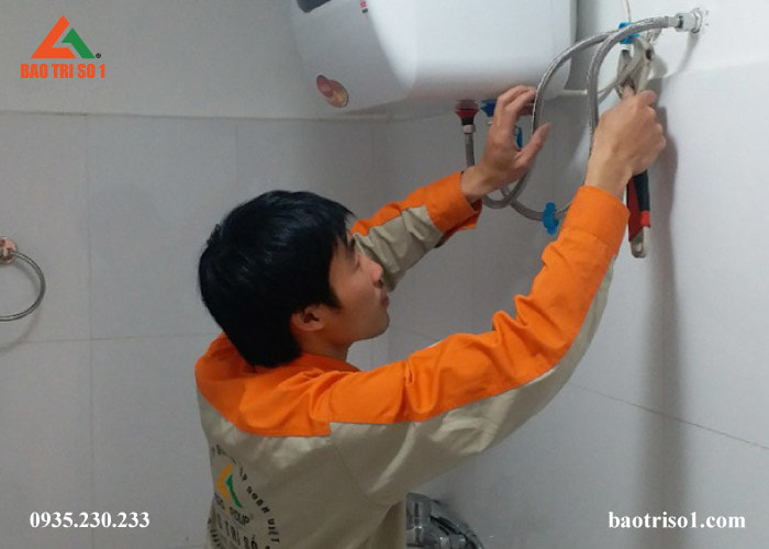 Hình ảnh kỹ thuật Bảo Trì đứng tháo bình ra để tiến hành vệ sinh trực tiếp tại nhà Hình ảnh kỹ thuật Bảo Trì đứng tháo bình ra để tiến hành vệ sinh trực tiếp tại nhà