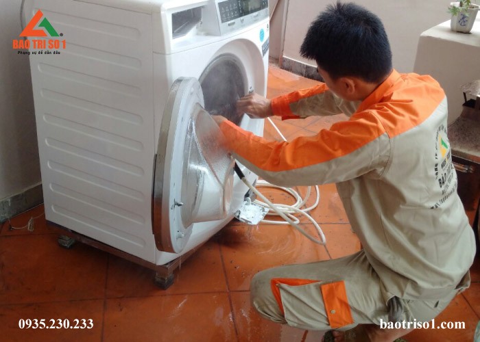 Trước khi chu trình vệ sinh máy giặt, kỹ thuật làm sạch bề ngoài máy trước