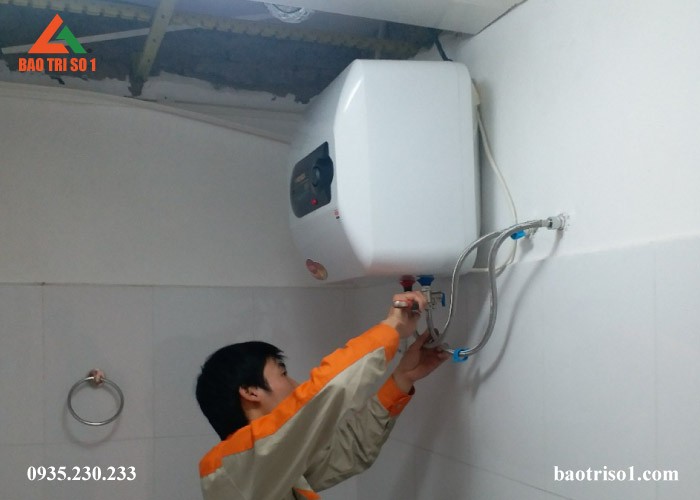 Kỹ thuật dùng vít vặn chặt đầu nối giữa bình nóng lạnh và dây cấp nước tại nhà Kỹ thuật dùng vít vặn chặt đầu nối giữa bình nóng lạnh và dây cấp nước tại nhà