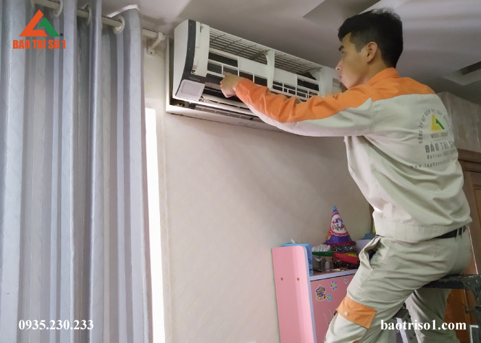 Sau khi kiểm tra lỗi, kỹ thuật tiến hành khắc phục lỗi trực tiếp cho khách Sau khi kiểm tra lỗi, kỹ thuật tiến hành khắc phục lỗi trực tiếp cho khách