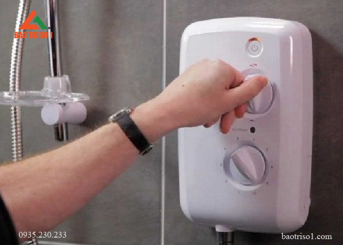 Tại sao phải tắt bình nóng lạnh khi tắm