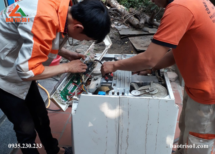 Kỹ thuật tháo máy giặt ra sửa tại nhà khách hàng quận Nam Từ Liêm Kỹ thuật tháo máy giặt ra sửa tại nhà khách hàng quận Nam Từ Liêm