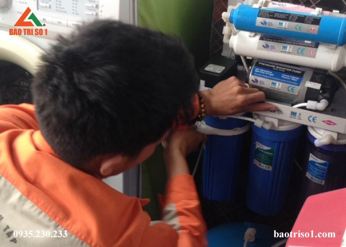 Nhân viên kỹ thuật tiến hành kiểm tra các lỗi bên trong của máy lọc nước