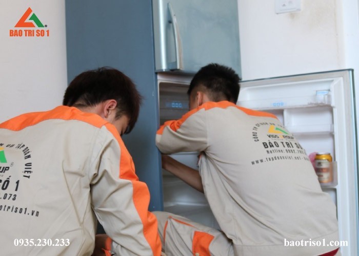Nhân viên kỹ thuật tiến hành đưa hết đồ ra ngoài để vệ sinh tủ lạnh tại nhà cho khách hàng Nhân viên kỹ thuật tiến hành đưa hết đồ ra ngoài để vệ sinh tủ lạnh tại nhà cho khách hàng