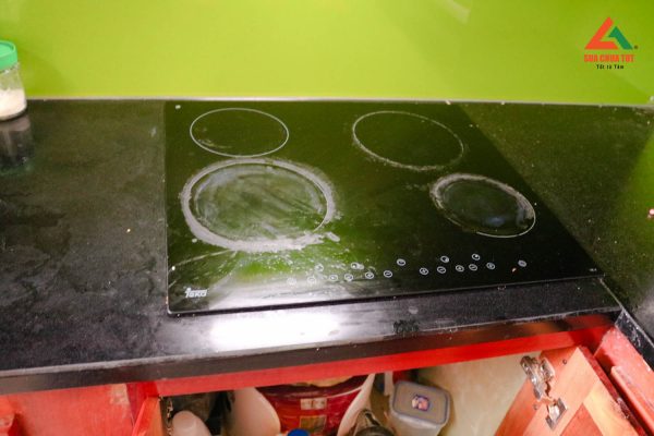 Hình ảnh bếp từ cần thay mặt kính tại nhà khách hàng ở Bắc Từ Liêm