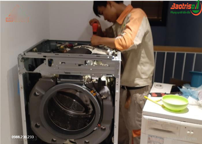 Bắt đầu lắp đặt lại máy giặt sau khi sửa máy giặt Samsung để khách kiểm tra lại máy