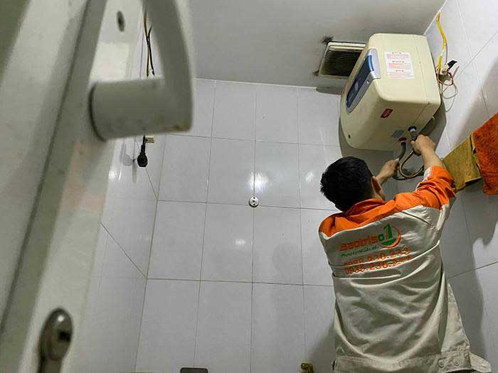 Hình ảnh: Kỹ thuật viên bắt đầu tiến hành tháo bình nóng lạnh để vệ sinh bình nóng lạnh