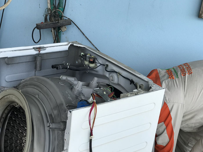 Nguyên nhân xuất hiện lỗi máy giặt electrolux không vắt và cách sửa
