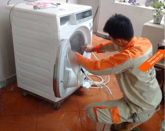 Tiếp đến là dùng vòi tăng áp xịt trong lồng máy giặt để loại bỏ bụi bám xung quanh