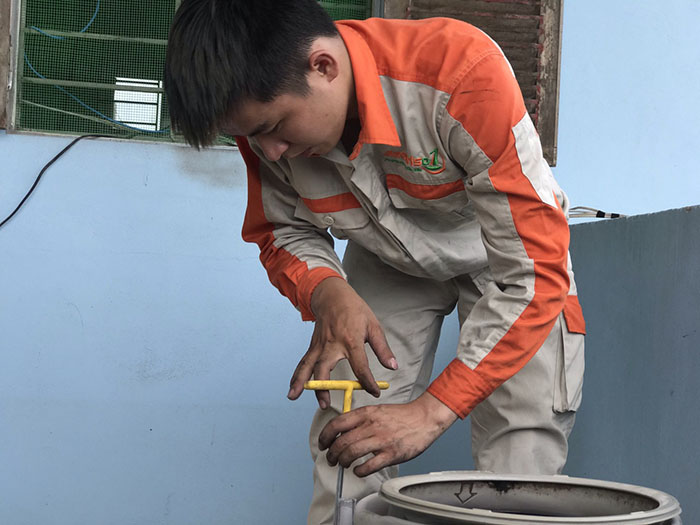 Kỹ thuật viên tiến hành tháo lồng sửa máy giặt LG tại Hà Nội 
