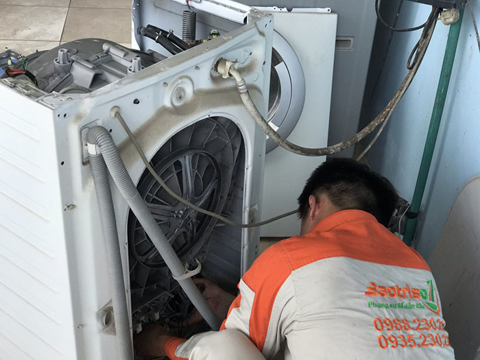 Cuối cùng, kỹ thuật chuẩn bị tiến hành lắp ráp lại máy giặt sau khi tháo ra 