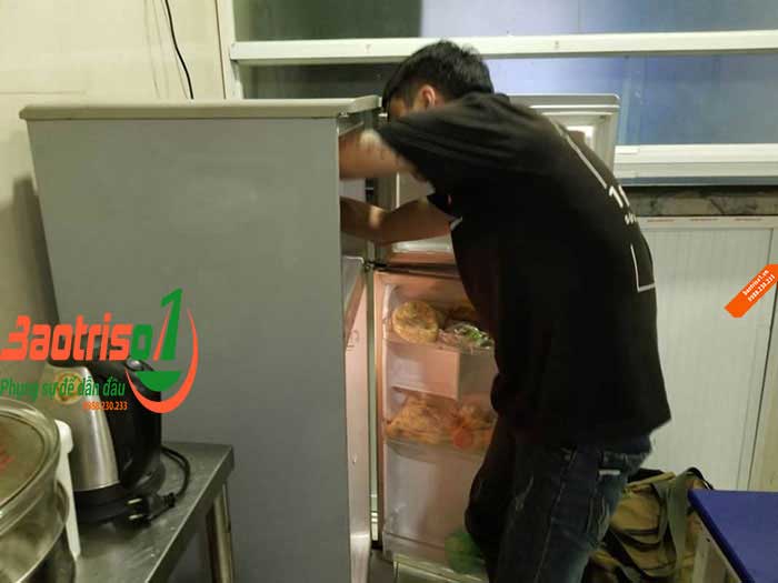Cuối cùng, kỹ thuật tiến hành kiểm tra lại tủ lạnh để bàn giao cho khách hàng 
