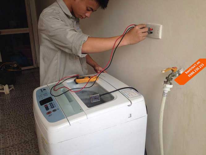 Thợ sửa máy giặt tại Thanh Xuân kiểm tra máy giặt