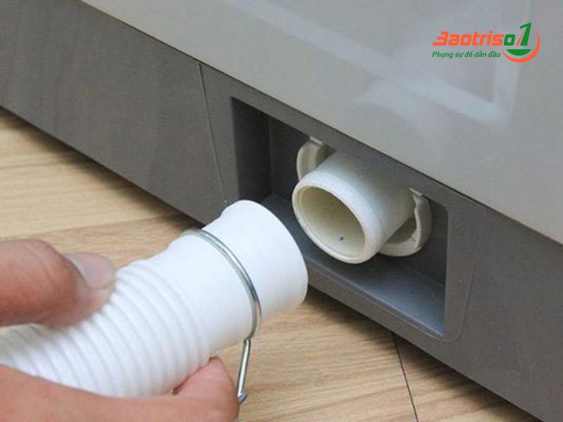Máy giặt cửa ngang Aqua báo lỗi E2 do ống xả được đặt thấp hơn cống