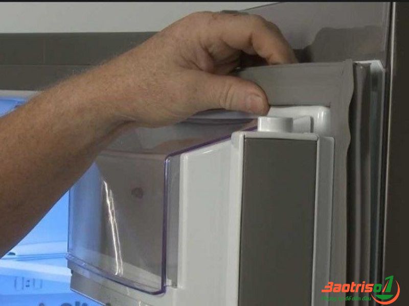 Do gioăng cao su cửa tủ lạnh Hitachi bị hỏng 