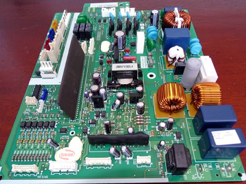 Sửa tủ lạnh Hitachi inverter lỗi F1 02 do lỗi mạch điện 