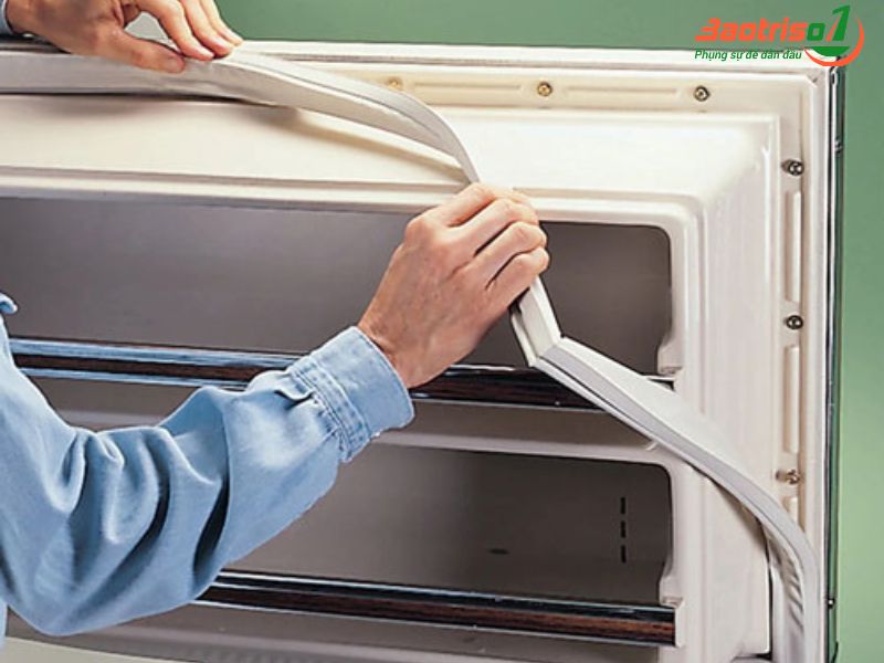 Tủ lạnh Sharp không mát ngăn dưới do cửa hở 