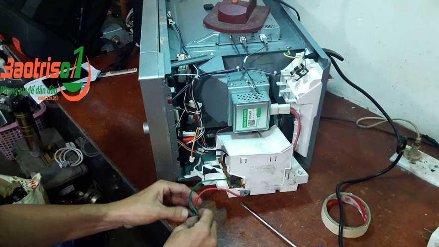 Hướng dẫn cách sửa lò vi sóng âm tủ Bosch​ không nóng