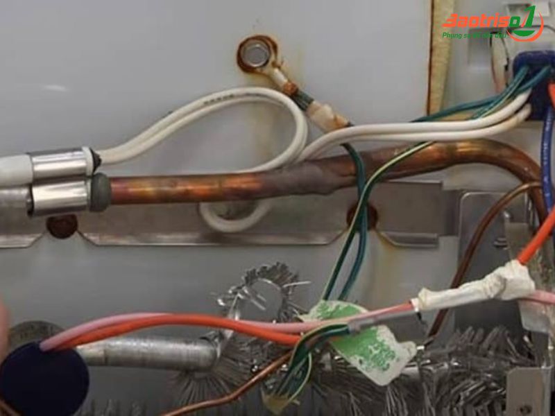 Nguyên nhân tủ lạnh Hitachi báo lỗi F1 06, cách sửa mới nhất 